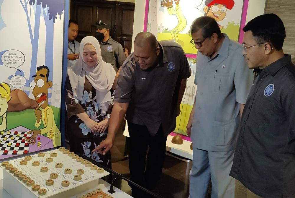 Borhan (kanan) melawat galeri pada Majlis Pembukaan Rasmi Muzium Permainan Tradisional, Bukit Melawati Kuala Selangor pada Isnin.