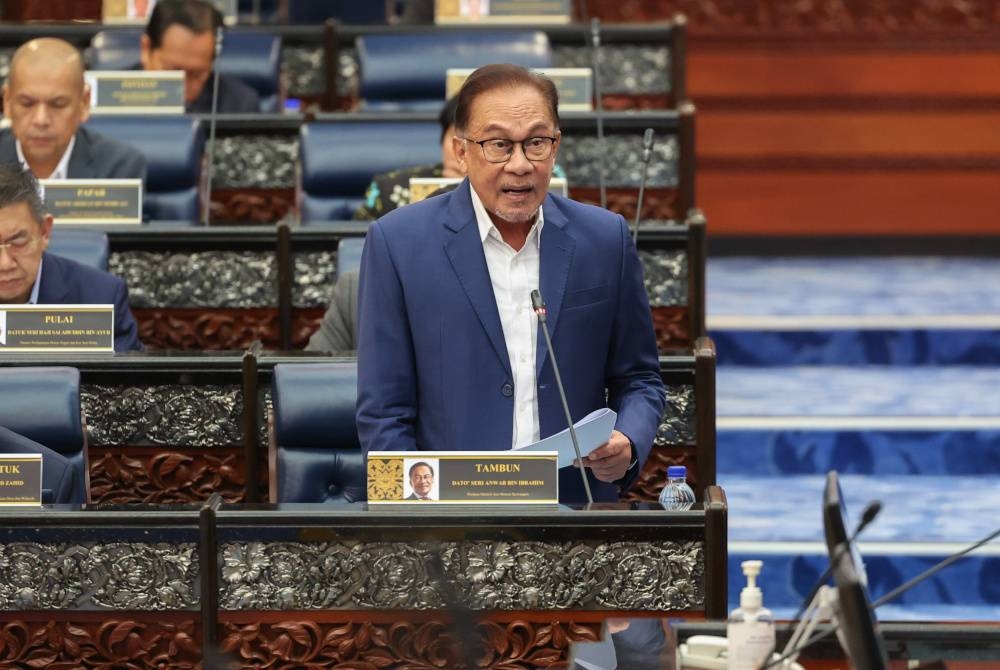 Anwar dalam Sesi Soal Jawab Perdana Menteri pada Mesyuarat Pertama Penggal Kedua Parlimen Ke-15 di Dewan Rakyat di Bangunan Parlimen, pada Selasa. - Foto Bernama