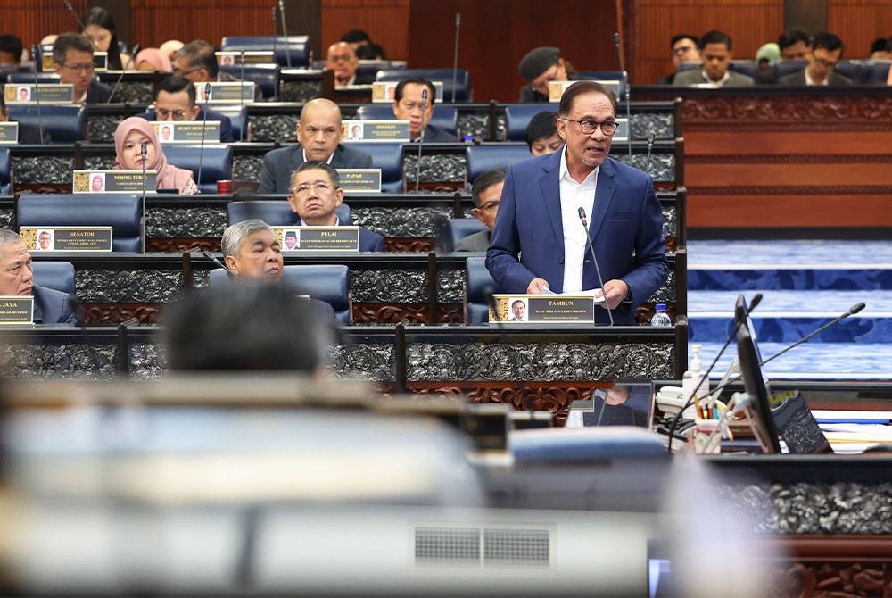 Anwar dalam Sesi Soal Jawab Perdana Menteri pada Mesyuarat Pertama Penggal Kedua Parlimen Ke-15 di Dewan Rakyat di Bangunan Parlimen, pada Selasa. - Foto Bernama