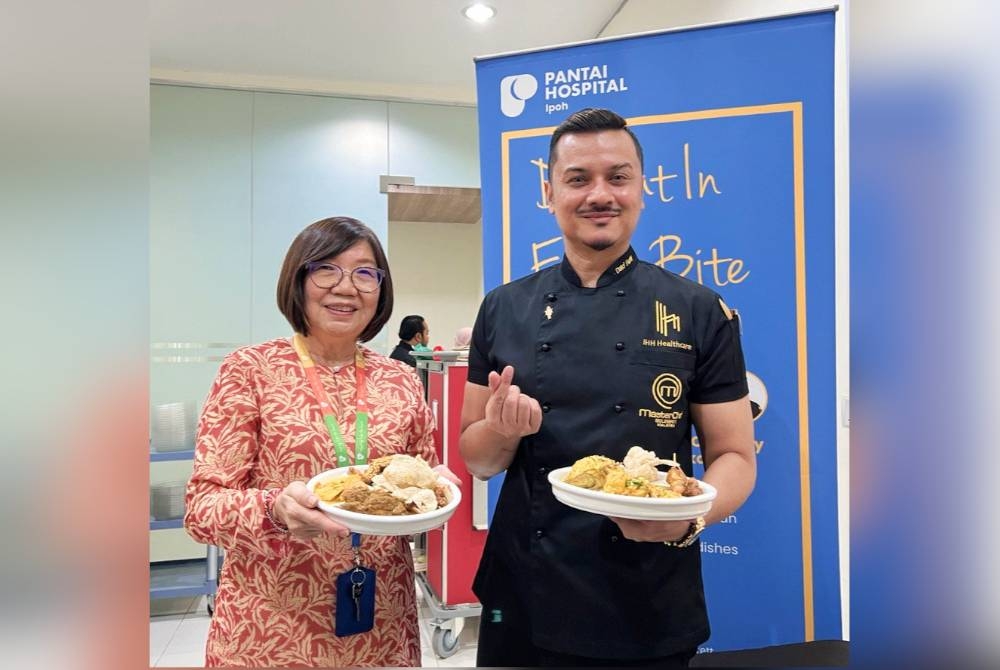 Fazley bersama Siet Fong menunjukkan dua menu baharu diperkenalkan kepada pesakit dalam wad di Hospital Pantai Ipoh.