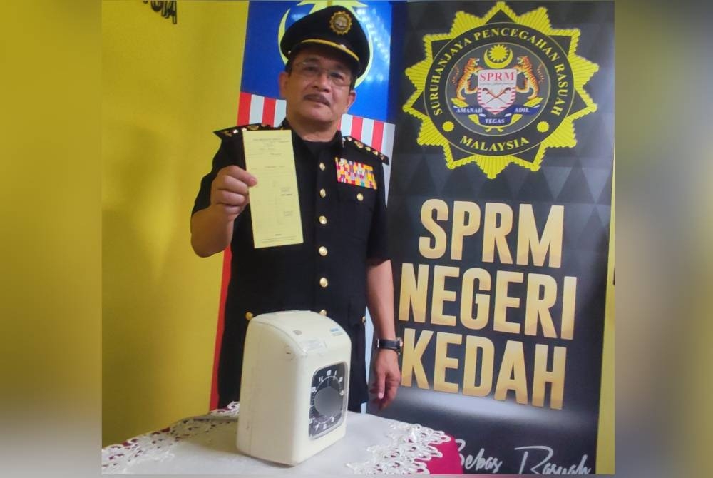 Shaharom Nizam menunggu masa untuk mengetik kad kerja buat kali terakhir di Pejabat SPRM Kedah pada Selasa.