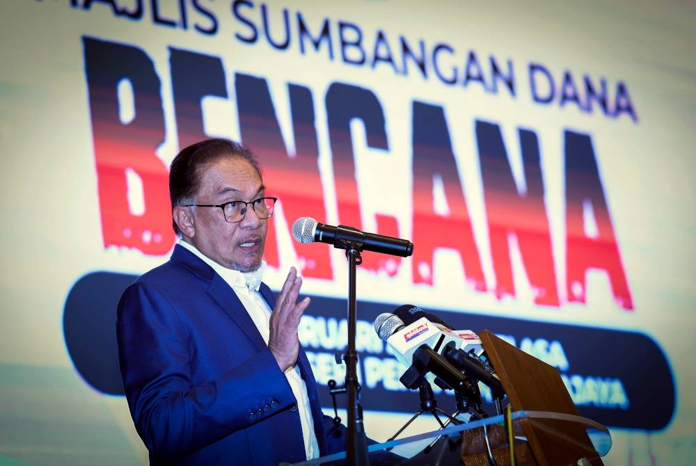 Anwar menyampaikan ucapan semasa Majlis Sumbangan Dana Bencana di Kompleks Seri Perdana hari ini. - Foto Bernama