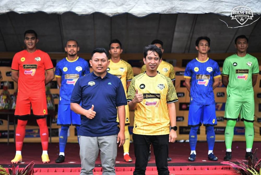 Adam Adli (depan kanan) ketika hadir melancarkan jersi BRM FC Kuala Kangsar baru-baru ini. - Foto Ihsan Twitter BRM FC Kuala Kangsar