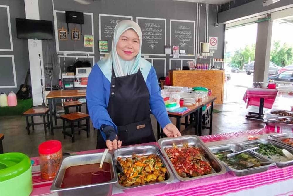 Mumtaz menunjukkan pilihan lauk Menu Rahmah di kedainya di Beting,Kuala Pilah.