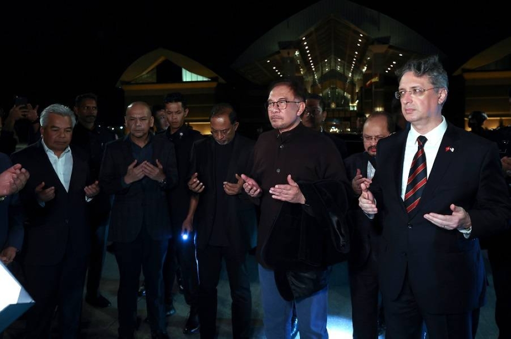  Anwar (dua dari kanan) mengaminkan doa di Kompleks Bunga Raya Lapangan Terbang Antarabangsa Kuala Lumpur (KLIA) sebelum berlepas ke Turkiye bagi menyatakan sokongan moral kepada Presiden Reccep Tayyip Erdogan dan rakyat negara itu yang dilanda gempa bumi awal minggu lepas hingga mengorbankan puluhan ribu nyawa. - Foto: Bernama