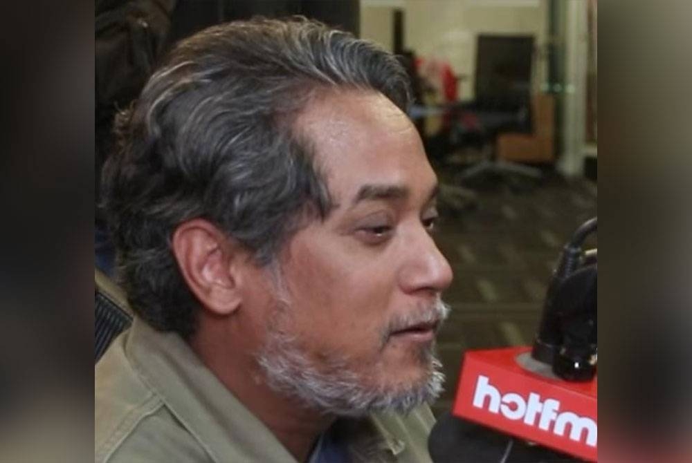 Khairy ketika memulakan tugas sebagai penyampai radio HotFM bermula jam 6 hingga 10 pagi tadi. Foto: FB HotFM 