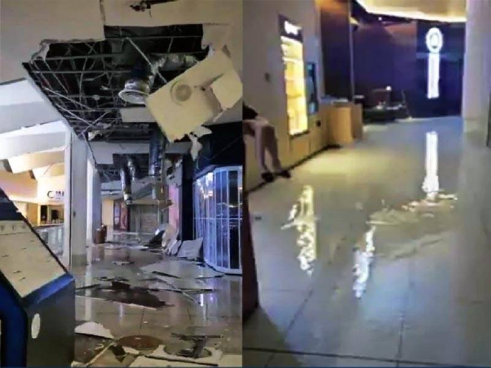 Siling di aras tiga di Queensbay Mall runtuh mengakibatkan air hujan melimpah susulan hujan lebat pada Selasa.