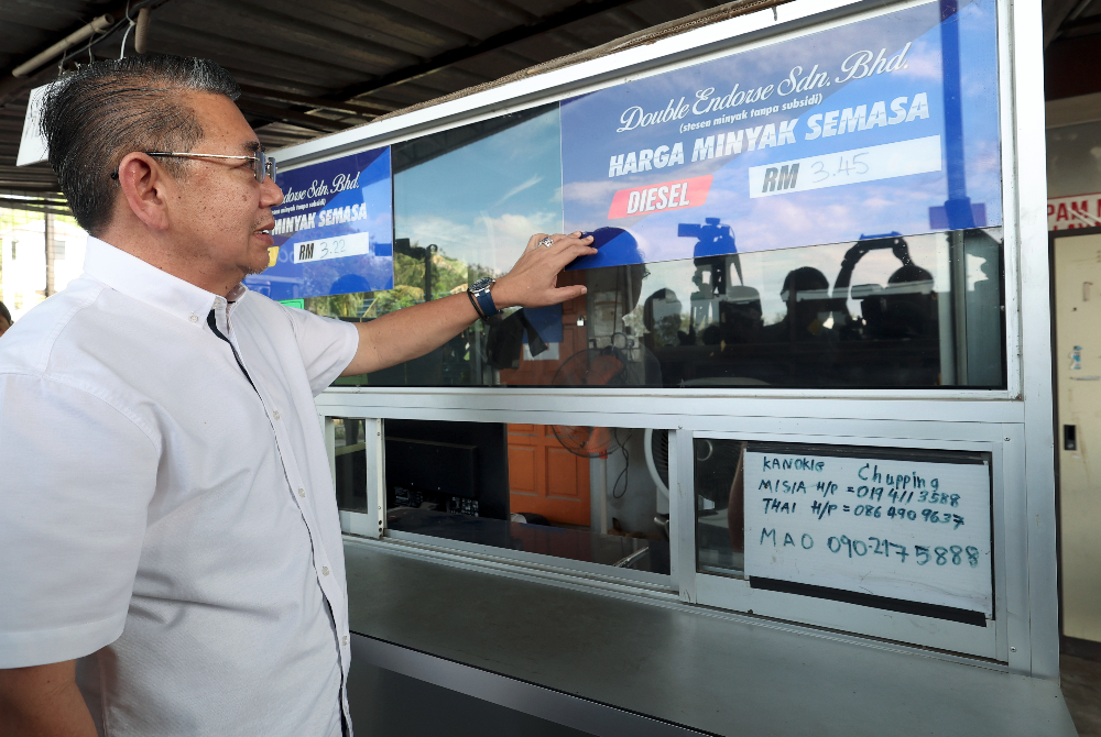 Salahuddin merasmikan Projek Rintis berkaitan Pembekalan Minyak Petrol RON95 dan Diesel Tanpa Subsidi di Padang Besar, Perlis hari ini. - Foto Bernama