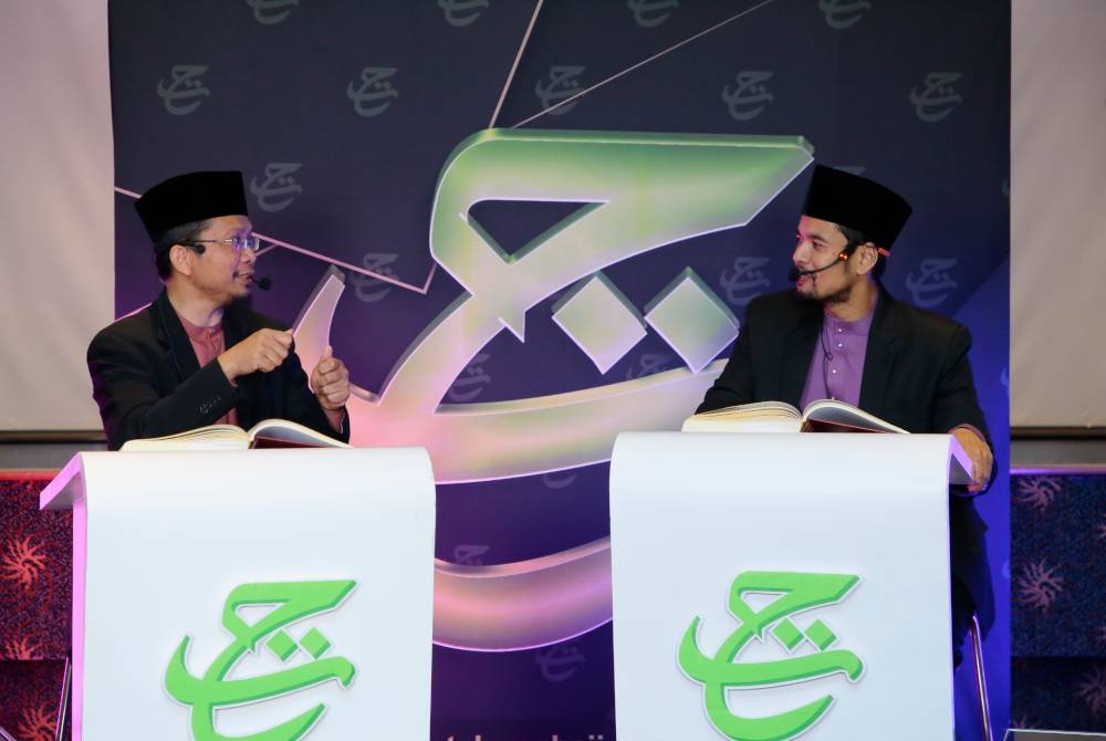 Ustaz Ahmad Fazrul (kiri) bersama Ustaz Ahmad Tirmizi (Kanan) ketika program Tabung Haji#QuranHour berlangsung pada Rabu.