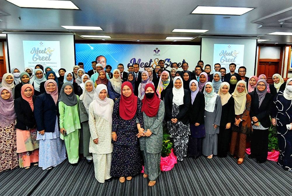 Penerima biasiswa pasca siswazah Yayasan Terengganu merakam gambar bersama Ahmad Samsuri selepas sesi dialog di Wisma Darul Iman, Kuala Terengganu pada Rabu.