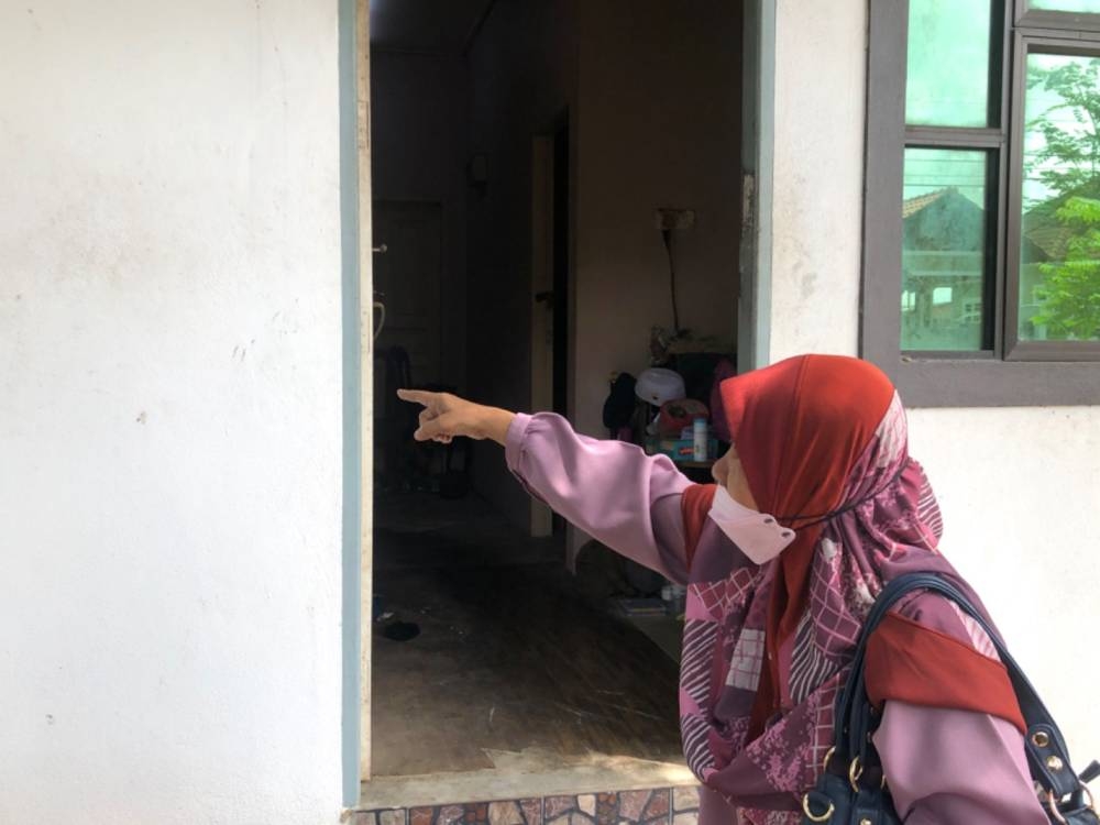 Wan Khadijah menunjukkan rumah Fakri. 