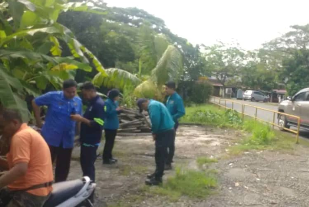 Pihak JAS melakukan pemeriksaan dan pemantauan selepas menerima aduan berlaku pencemaran bau di Taman Tanjung Puteri Resort dan Johor Jaya, Pasir Gudang.