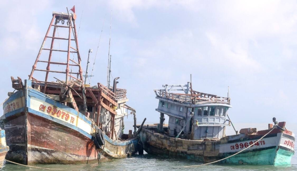 Bot ditenggelamkan di perairan Kuala Besar untuk dijadikan tukun tiruan.