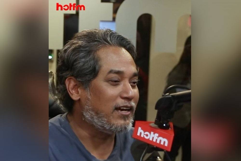 Khairy ketika memulakan tugas sebagai penyampai radio Hot FM bermula jam 6 hingga 10 pagi Rabu.