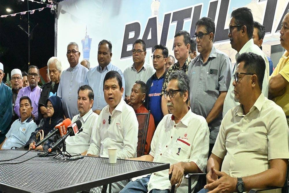 Mohamad Ali (tengah) ketika sidang akhbar di Dataran Baitul Tariq Klebang, pada malam Rabu.