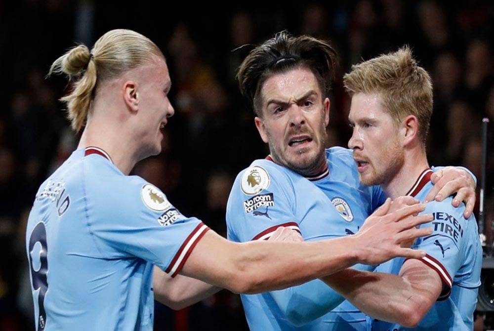 Haaland (kiri) dan Grealish (tengah) meraikan jaringan De Bruyne di Emirates pada awal pagi tadi.