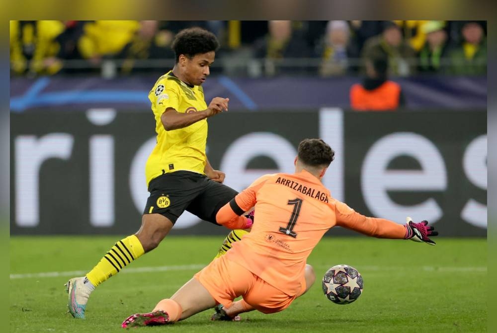 Adeyemi (kiri) meledak gol tunggal untuk membantu Dortmund menewaskan Chelsea pada awal pagi Khamis. - Foto EPA