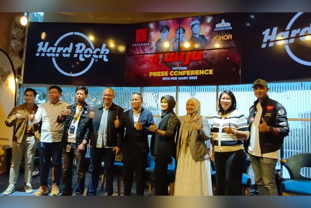 Farid (empat kiri), Dr Azlan (tengah) dan Nurzalinda (empat kanan) menunjukkan poster persembahan kumpulan Radja yang akan mengadakan persembahan pertama di Johor Bahru, selepas sidang akhbar di Hardrock Cafe Iskandar Puteri, Iskandar Puteri, pada Khamis