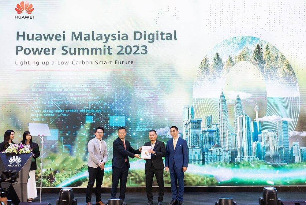 Penyerahan penghargaan kepada Nik Nazmi (dua dari kanan) sewaktu di Sidang Kemuncak Kuasa Digital HUAWEI 2023.