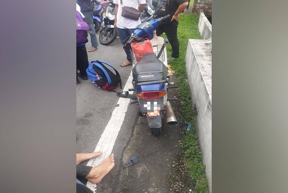 Motosikal jenis Honda yang terlibat dalam kemalangan maut di Jalan PJS 2/2, berhampiran Sekolah Kebangsaan Taman Dato Harun 2, Petaling Jaya, pada Selasa.