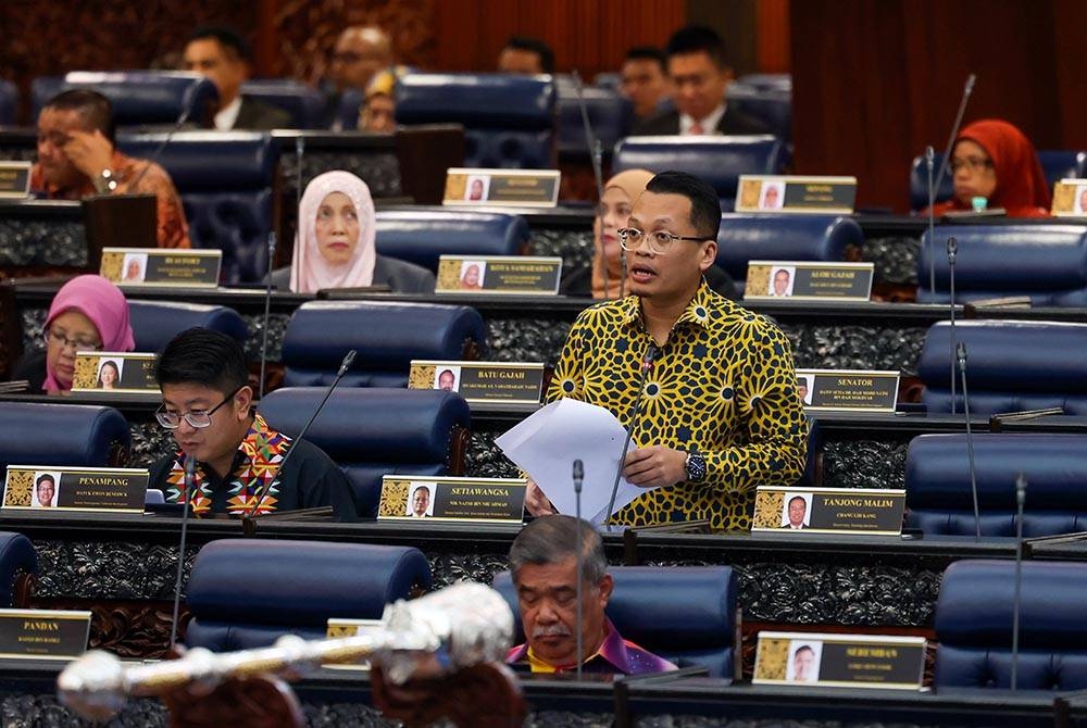 Nik Nazmi pada Mesyuarat Pertama Penggal Kedua Parlimen ke-15 di Bangunan Parlimen pada Khamis. - Foto Bernama