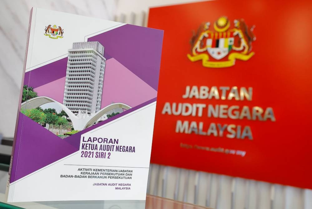 Buku Laporan Ketua Audit Negara Tahun 2021 Siri 2 dirasmikan oleh Ketua Audit Negara. Datuk Seri Nik Azman Nik Abdul Majid, pada Khamis. - Foto Bernama