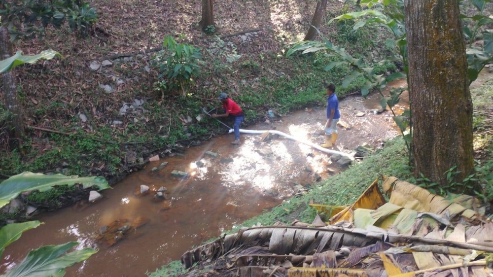 Pemasangan perangkap minyak dilakukan pihak berkenaan di longkang berhampiran Taman Tanjung Puteri Resort, Pasir Gudang pada Khamis.