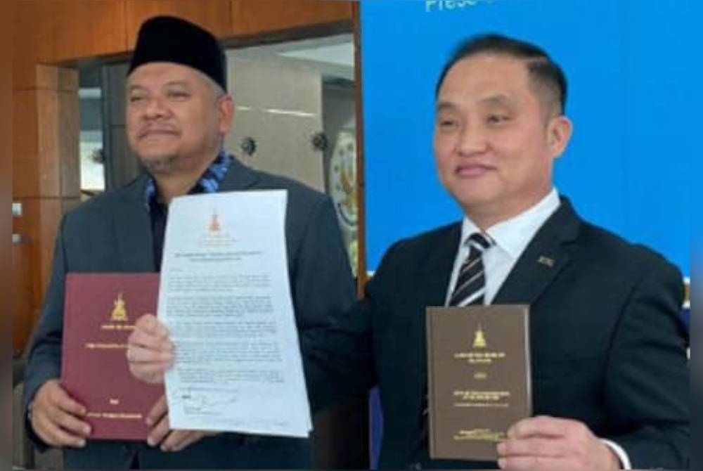 Suee Lim (kanan) dan Hasnul menunjukkan penyata rasmi dan buku kedatangan ADUN pada sidang akhbar di Bangunan DUN Selangor pada Khamis.