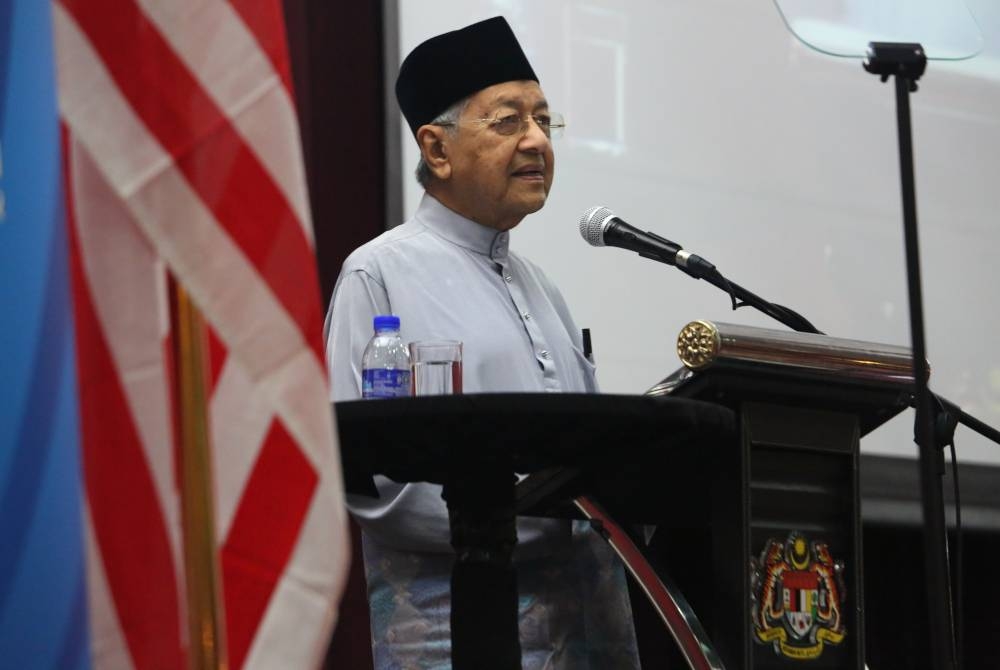 Dr Mahathir ketika Persidangan Dakwah Kebangsaan 'Cabaran umat Islam dan peranan NGO Islam' di Dewan Serbaguna di Masjid Wilayah Persekutuan, Kuala Lumpur pada Khamis.