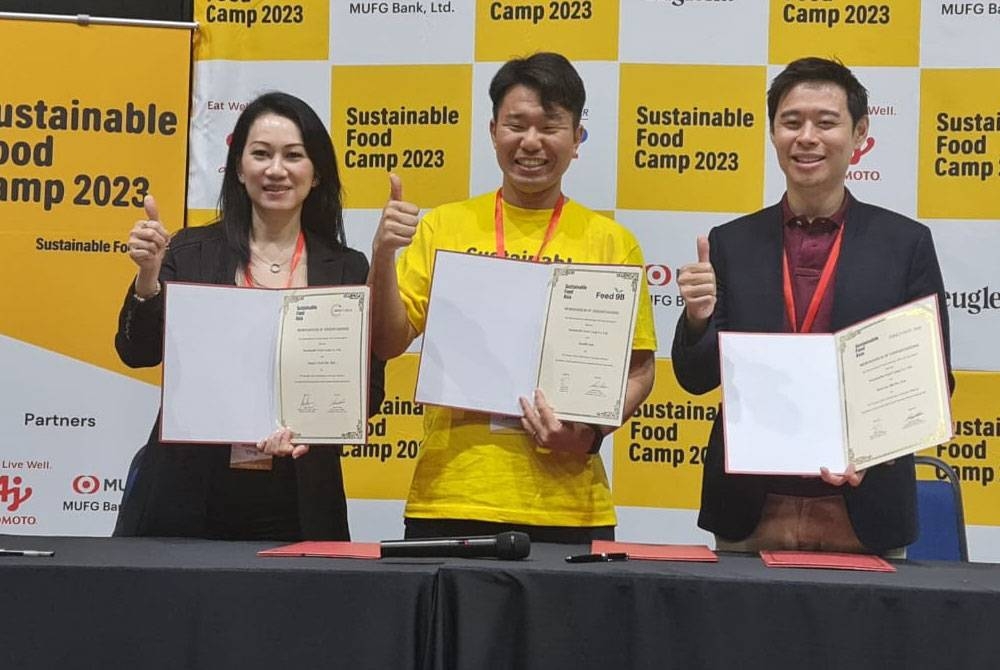 Dari kiri; Melissa, Satoshi dan Cheng selepas menandatangani MoU antara Sustainble Food Asia (Jepun) dan Innovate 360 (Singapura) bersempena dengan Sustainable Food Camp 2023 di RekaScape, Cyberjaya pada Khamis.