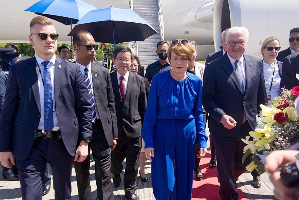 Ketibaan Steinmeier dan isteri Elke Budenbender di Lapangan Terbang Antarabangsa Pulau Pinang tengah hari Khamis.