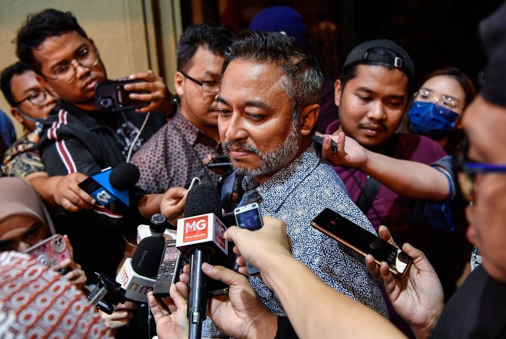 Hizatul Isham Abdul Jalil bercakap pada sidang media selepas hadir ke Mesyuarat Khas Majlis Kerja Tertinggi UMNO di WTCKL pada Khamis. - Foto Bernama 