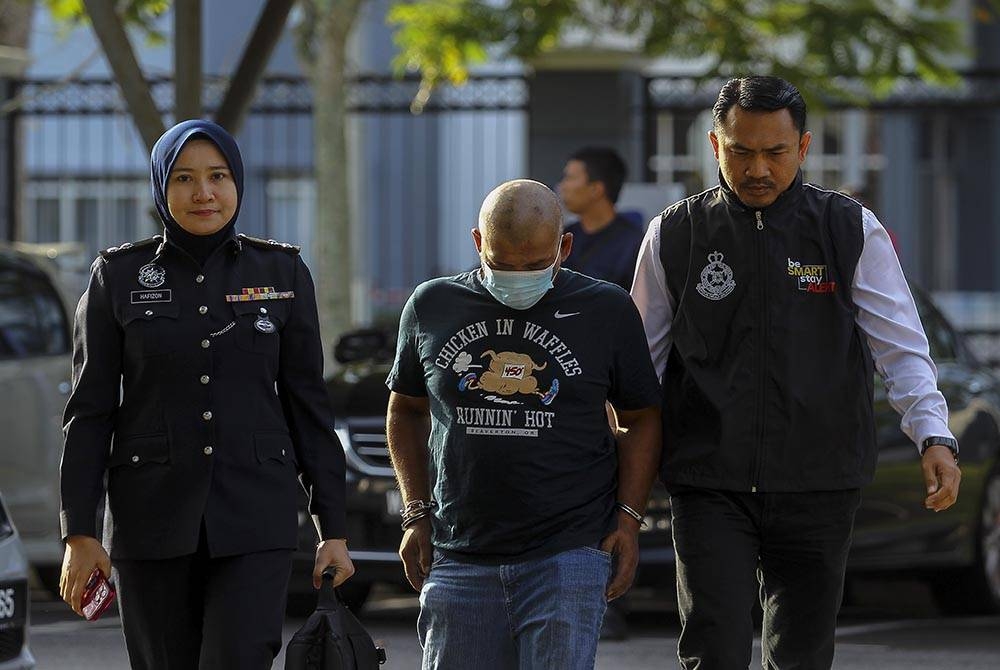 Mohd Nazri diiring polis sebaik tiba di mahkamah pada Jumaat.