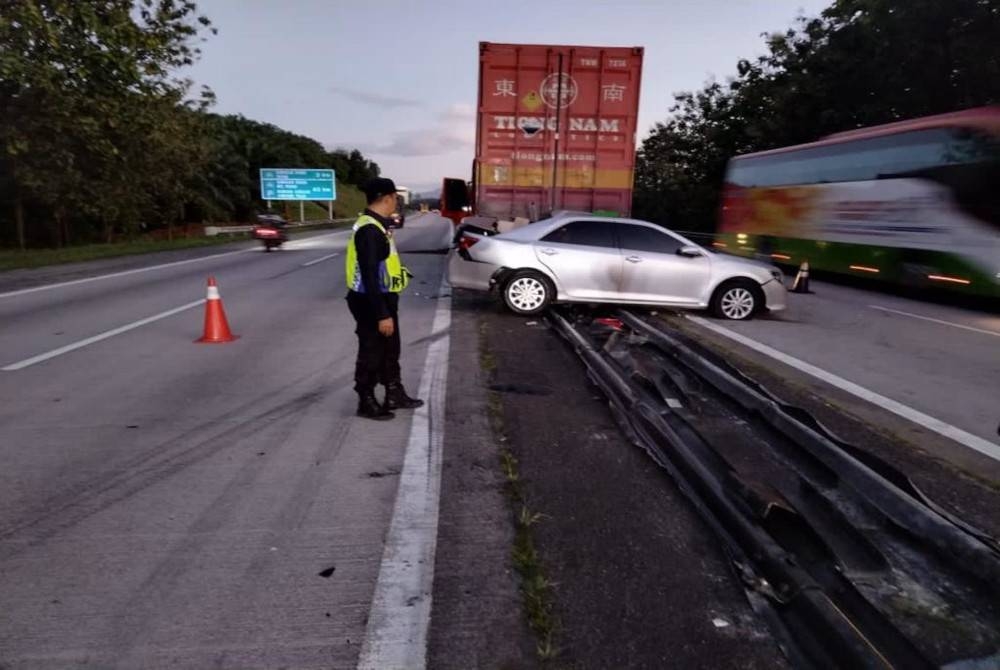 Kereta dinaiki mangsa berpusing dan melanggar bahagian belakang treler selepas hilang kawalan melanggar kon keselamatan. - Foto Polis Perak