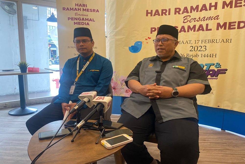 Halidan (kanan) dan pengurus cawangan Muip, Faitullah Sa'adon pada sidang akhbar sempena majlis ramah mesra bersama media pada Jumaat.