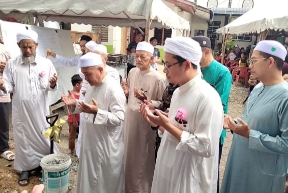 Tuan Ibrahim (tengah) membacakan doa selepas Majlis Perasmian Bangunan Tahfiz Al Ikhwan Serta Pecah Tanah Fasa II di Kota Bharu pada Jumaat.