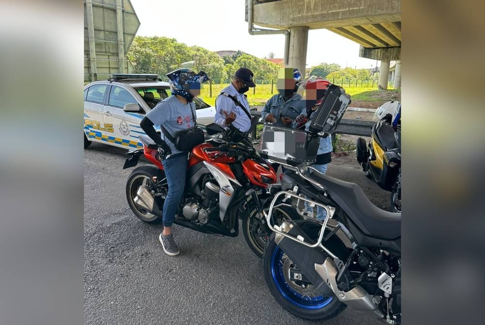 Polis Shah Alam melaksanakan Op Khas Kesalahan Nombor Pendaftaran di Lebuhraya LKSA, pada Khamis. - Foto PDRM