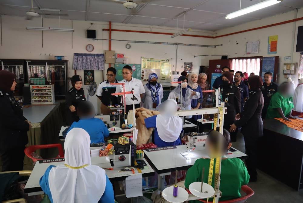 Pelajar UKM-GSB melawat bengkel Penjara Wanita Kajang.