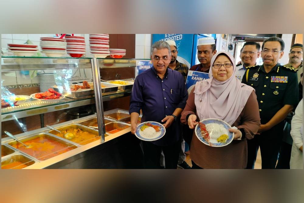 Fuziah menunjukkan pilihan lauk untuk Menu Rahmah yang disediakan sebuah restoran di Kuantan pada Jumaat.