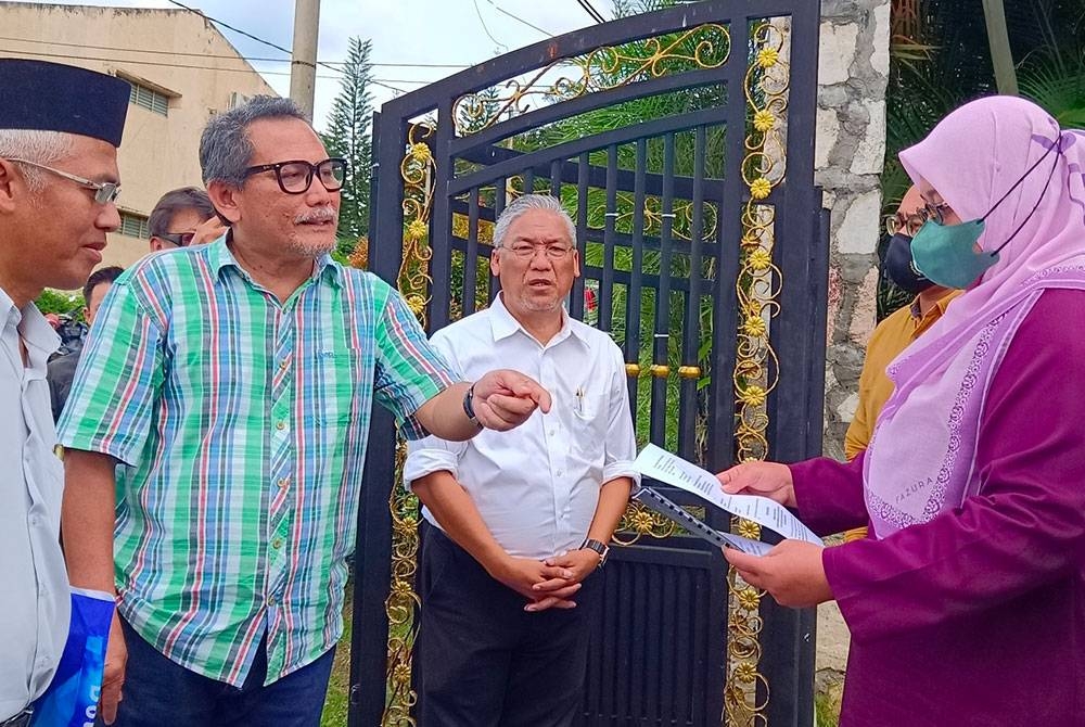 Enam NGO bersama dua parti politik menyerahkan memorandum bantahan cadangan pelaksanaan pembangunan ladang hutan di Hutan Simpan Kledang Saiong kepada wakil pejabat Sultan Perak di Bukit Chandan, Kuala Kangsar pada Jumaat.