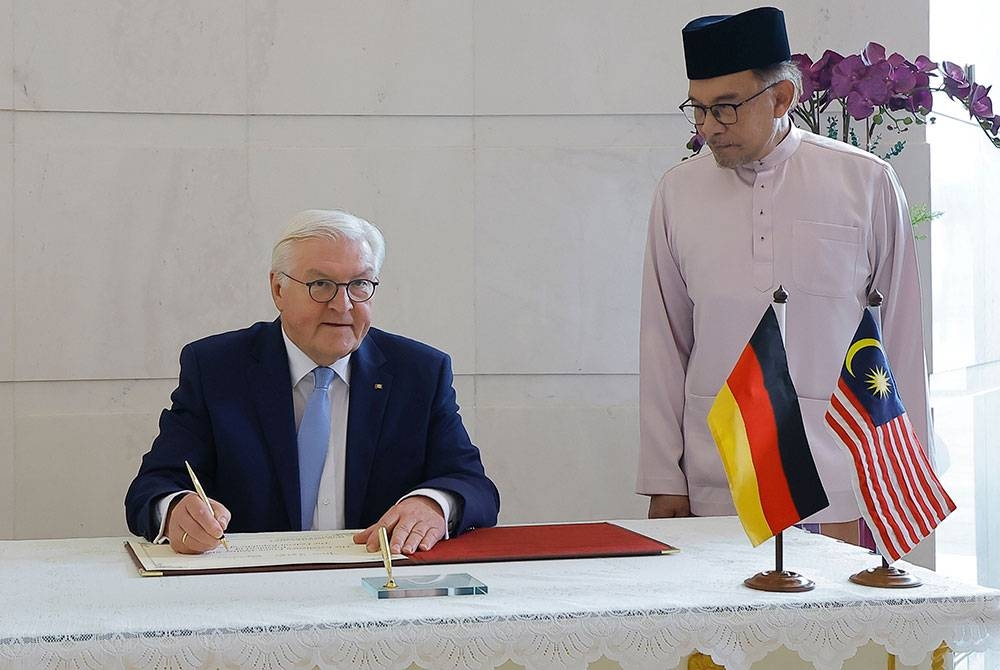 Anwar menerima kunjungan hormat Steinmeier di Perdana Putra pada Jumaat. - Foto Bernama