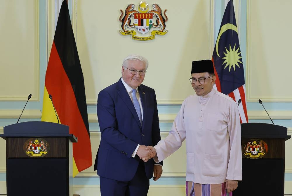 Anwar Ibrahim bersalaman bersama Presiden Jerman Frank-Walter Steinmeier di Pejabat Perdana Menteri, Perdana Putra pada Jumaat. - Foto Bernama