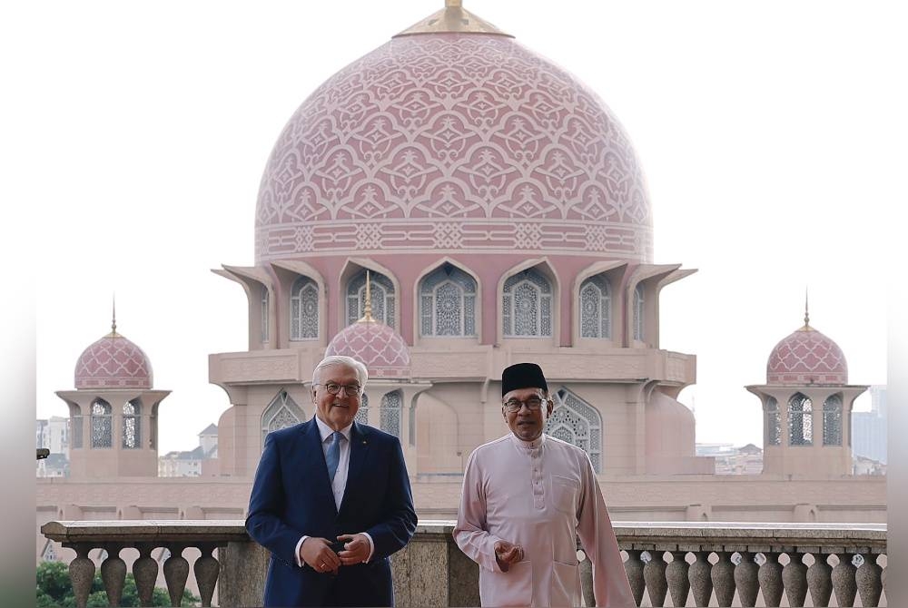 Anwar (kanan) bersama Frank-Walter Steinmeier ketika menerima kunjungan hormat Presiden Jerman itu di Perdana Putra pada Jumaat. - Foto Bernama