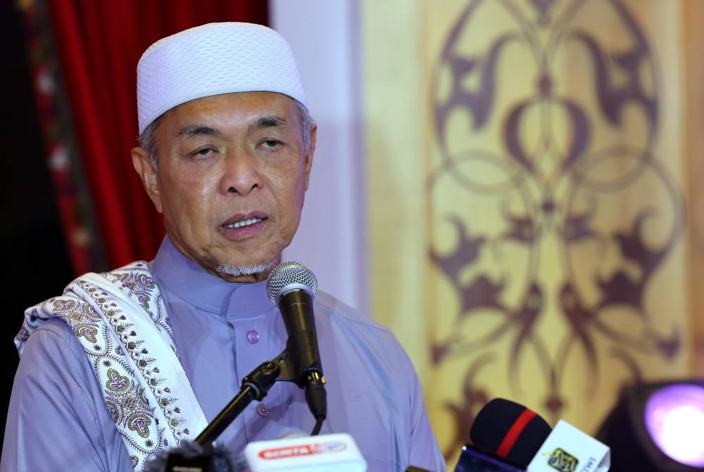 Ahmad Zahid Hamidi berucap pada Program Liqa Perdana Ilmuan Ahli Sunnah Wal Jamaah Bersama Timbalan Perdana Menteri di Sri Satria malam Jumaat. - Foto Bernama