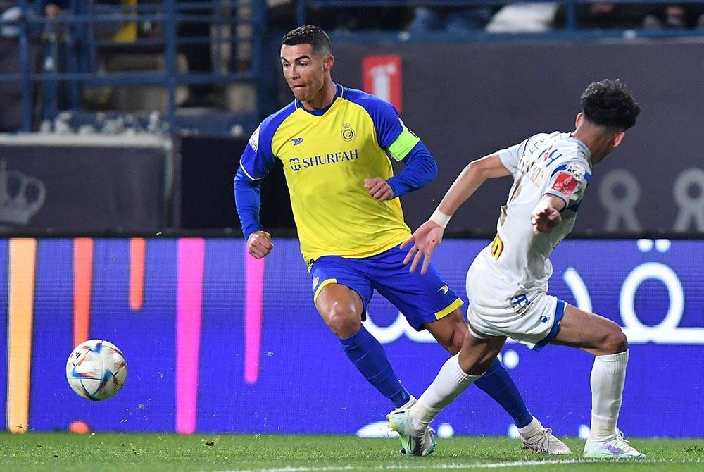 Ronaldo (kiri) tampil dengan dua bantuan gol untuk membantu kemenangan Al Nassr. - Foto AFP