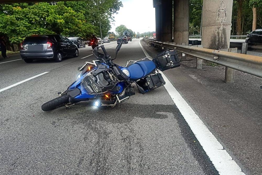 Suami isteri maut selepas motosikal BMW yang ditunggang mereka hilang kawalan dalam nahas di Gopeng pada Jumaat. - Foto Ihsan Pembaca