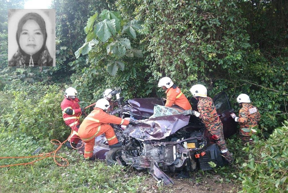 Anggota bomba dari BBP Muadzam Shah membantu mengeluarkan mayat mangsa yang tersepit selepas kereta dipandu terbabit kemalangan dengan lori tangki di Jalan Kerayong -Bahau, Muadzam Shah pada Sabtu. (gambar dalam: Arwah Rosnah)