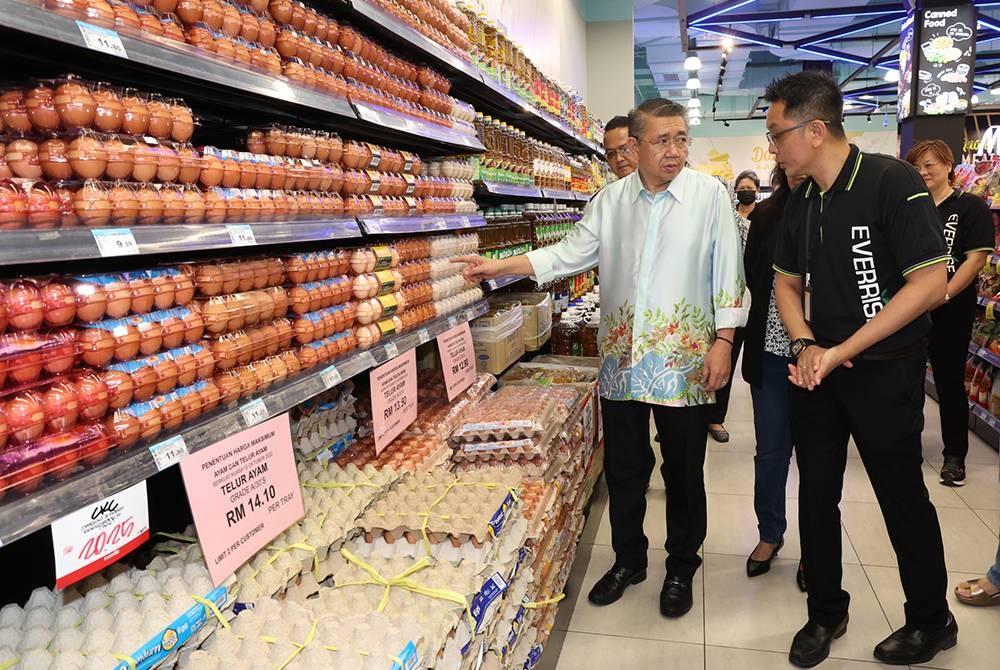 Salahuddin meninjau harga telur ayam pada pelancaran Inisiatif Pengumpulan Barangan Bakul Rahmah di pusat beli-belah Everrise, Metrocity, Kuching pada Sabtu. - Foto Bernama