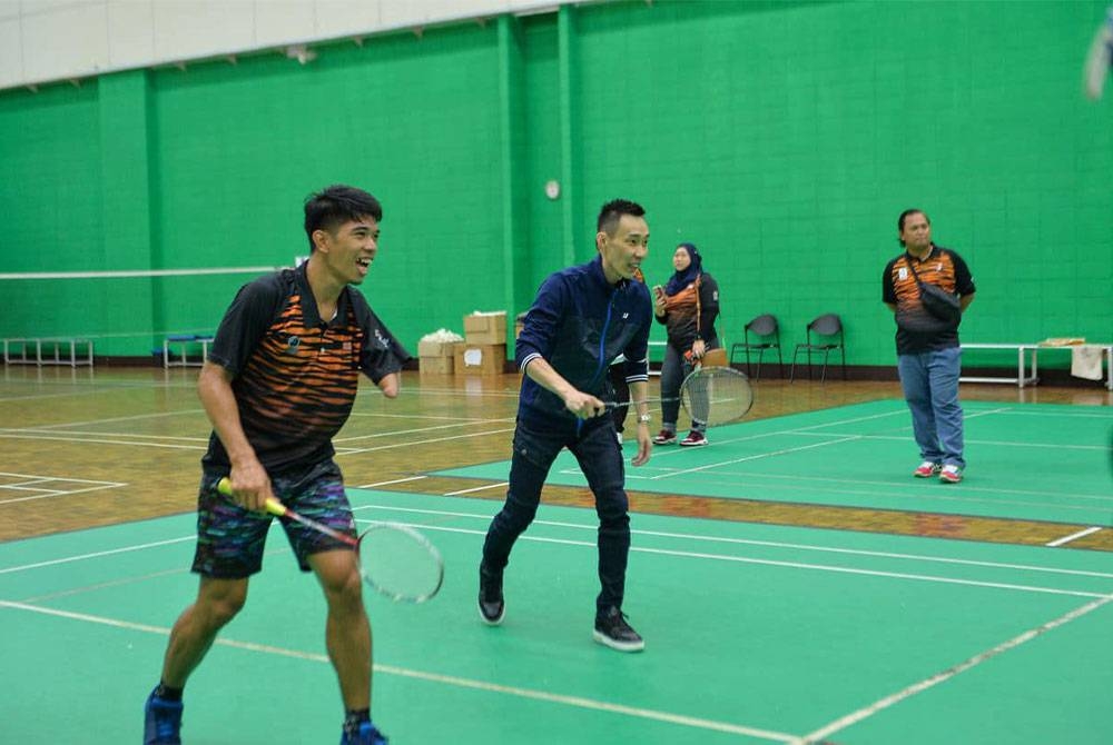 Chong Wei beraksi bersama seorang pemain badminton para negara ketika mengiringi Menteri Belia dan Sukan, Hannah Yeoh melawat Pusat Kecemerlangan Sukan Paralimpik Kg Pandan, Kuala Lumpur pada Sabtu.
FOTO: FB KBSMALAYSIA