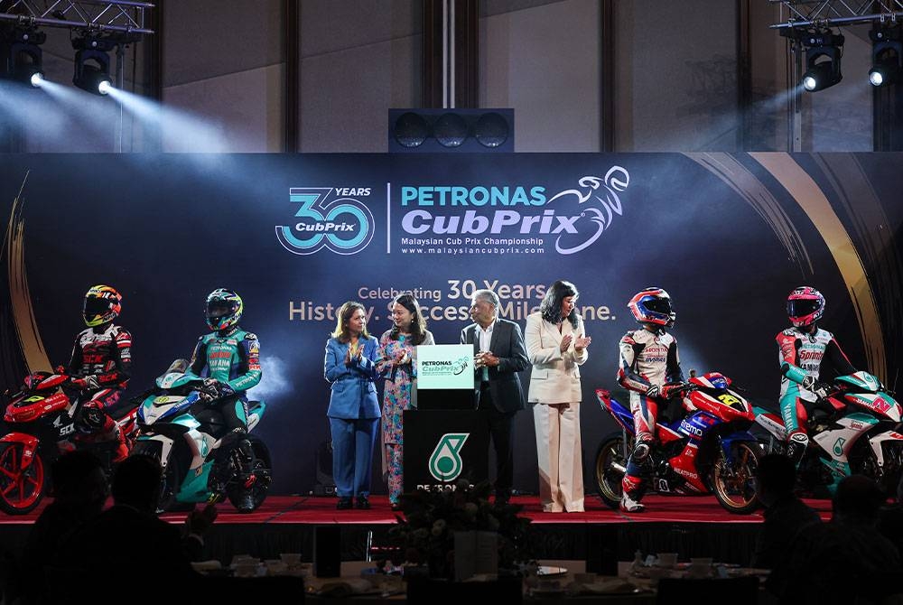 Hannah (dua dari kiri) bersama Pengurus Besar Kanan Komunikasi Strategik Kumpulan Petronas, Datin Anita Azrina Abdul Aziz (kiri) ketika gimik pelancaran perasmian Sambutan Tahun Ke-30 Kejuaraan Petronas Malaysian Cub Prix 2023 di sebuah hotel sekitar ibu kota pada Jumaat. - Foto: Bernama